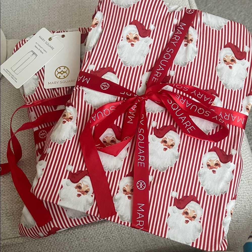 Mary Square Men’s Santa Pajamas NWT small